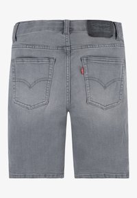 Sive traper kratke hlače ravnog kroja, s dva stražnja džepa i Levi's logom na pojasu. Mekana tekstura i klasičan dizajn.