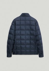 Granatowa pikowana kurtka puchowa z kołnierzem stójką, charakteryzująca się gładką fakturą i poziomymi przeszyciami, z widocznymi guzikami na mankietach.