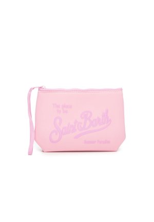 Astuccio rettangolare rosa con cerniera, cinturino da polso e testo in rilievo con la scritta "The place to be Saint Barth Summer Paradise."