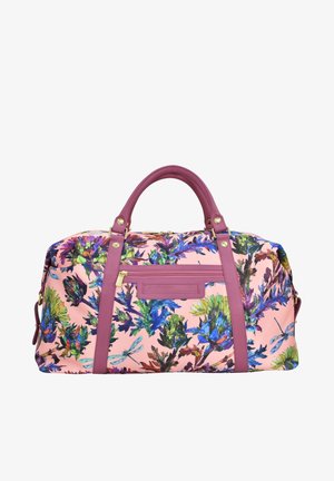 Bloemige sporttas met een roze basis, voorzien van groene, blauwe en paarse accenten. Gedetailleerd met een paarse leren strap en gouden hardware.