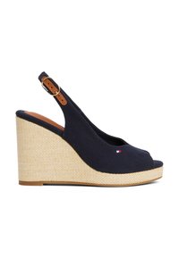 Sandale compensée bleu marine avec tige en textile et plateforme en jute tissée. Design à bout ouvert et à bride arrière avec accent de boucle brune.