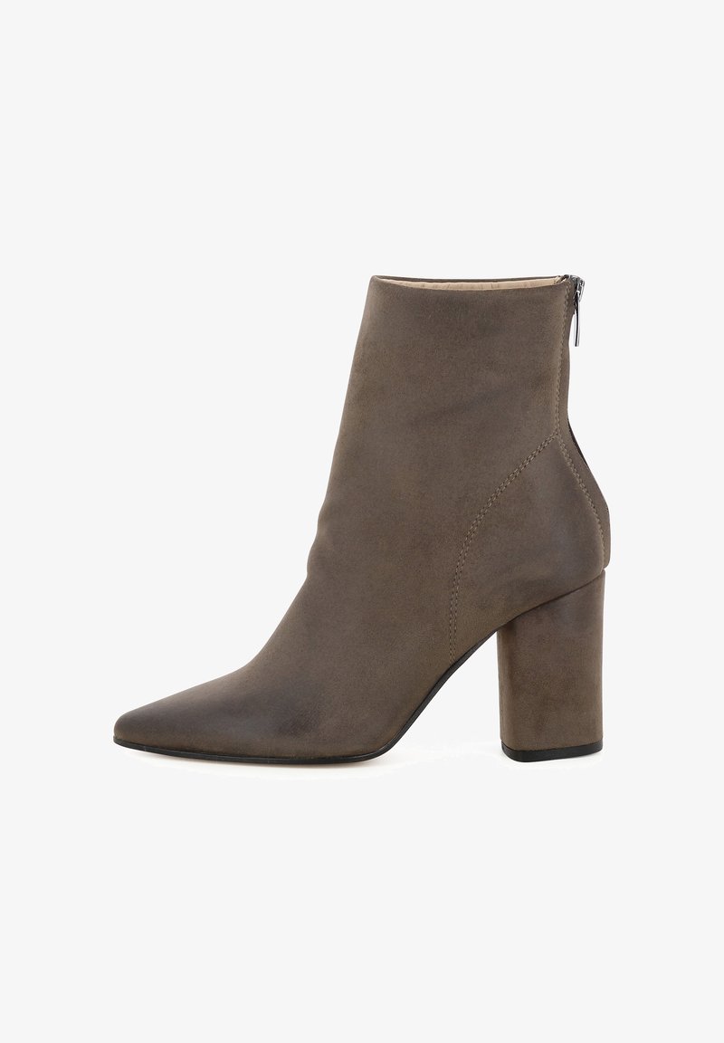 Braune Wildleder-Ankle-Boots mit spitzer Zehenpartie, hohem Blockabsatz und seitlichem Reißverschluss, ausgestattet mit glatter Textur und minimalen Nähten.