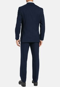 Costume bleu marine avec une coupe ajustée, design à un seul boutonnage et texture lisse. Comprend une fermeture à deux boutons et des détails discrets sur les coutures arrière.