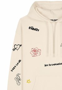 Felpa con cappuccio beige con grafiche, tra cui una rosa rossa, un serpente nero e elementi testuali. Presenta una tasca frontale.