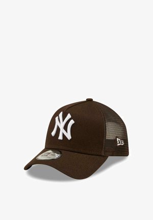 Braune Baseballkappe aus Netzstoff mit weißem NY-Logo vorne und New Era-Logo an der Seite, mit gebogenem Schirm und verstellbarem hinterem Riemen.