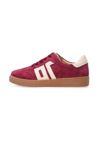 Nubukové sneakers v barvě burgundy s bílými detaily a gumovou podešví. Mají kulaté tkaničky a design s zaoblenou špičkou.