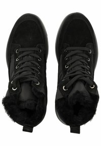 Zapatillas altas negras hechas de gamuza y materiales sintéticos, con forro de piel sintética, puntera redonda, estilo con cordones y suela en contraste.