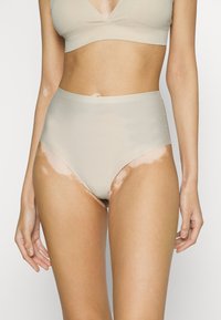 MAGIC Bodyfashion DSIRED HI-THONG 2 PACK - Stringid - latte