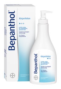 Bepanthol Körperlotion in einer weißen Flasche mit Pumpdosierer, mit blauer Beschriftung. Die Verpackung hat einen hellblauen Farbverlauf und Produktinformationen.