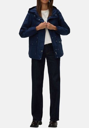 Veste imperméable bleu marine avec capuche, fermeture éclair à l'avant et cordons réglables. Dispose de deux poches avant et d'une coupe décontractée.