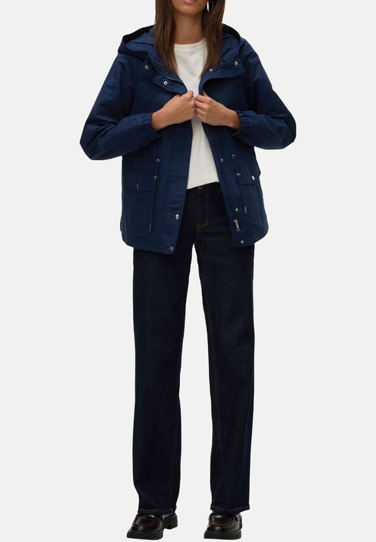 Veste imperméable bleu marine avec capuche, fermeture éclair à l'avant et cordons réglables. Dispose de deux poches avant et d'une coupe décontractée.