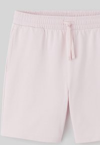 Shorts en coton rose clair avec taille élastique, lien ajustable et poches latérales. Texture lisse et coupe à mi-genoux.