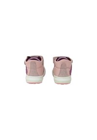 Sneakers high-top rosa con tomaia in suede e sintetico, pannello posteriore testurizzato e accenti a contrasto; suola bianca con dettagli rosa.