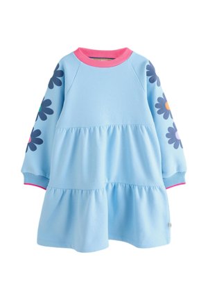 Lichtblauwe jurk met lange mouwen en een gelaagde rok, roze kraag en manchetten, en donkerblauwe bloemenprints met kleurrijke centra op de mouwen.