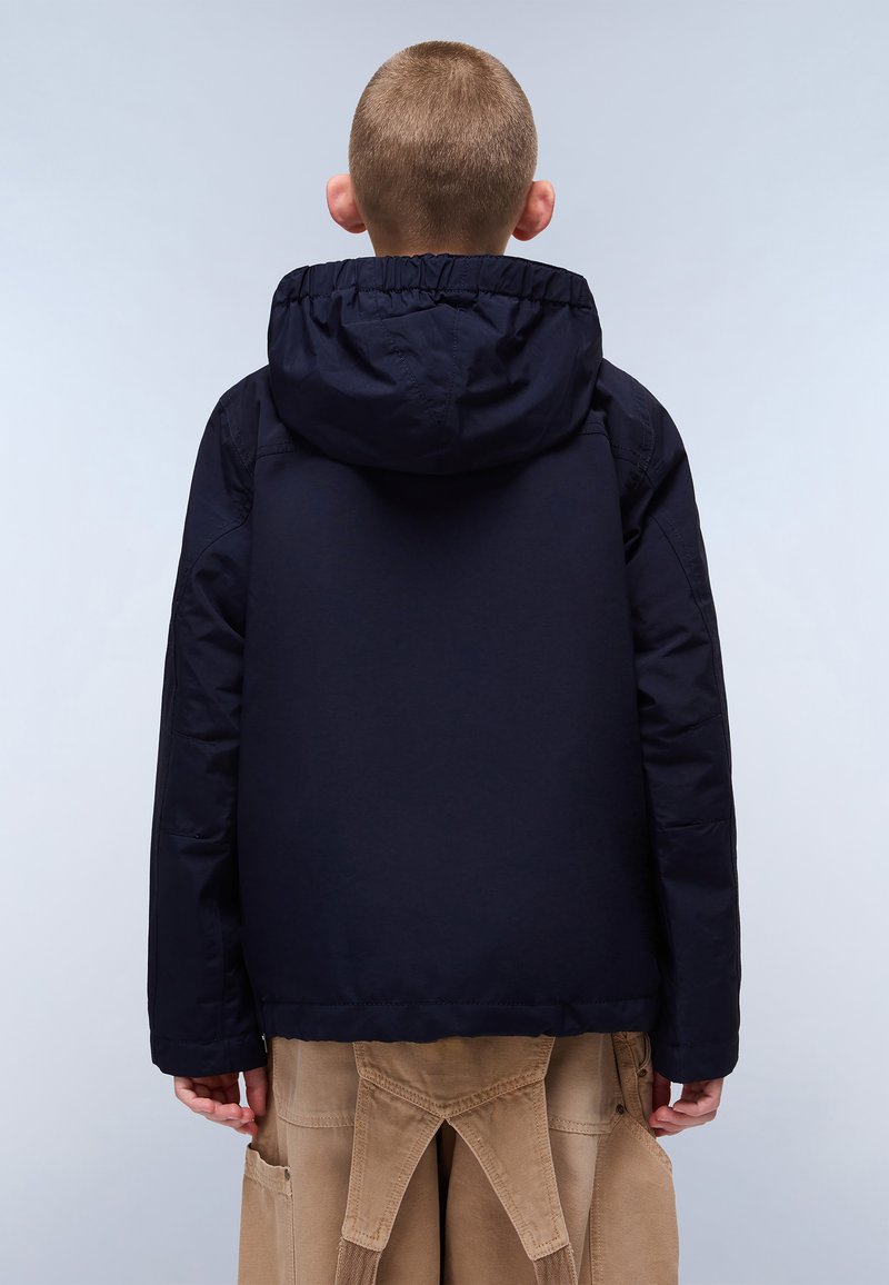 Giacca puffer blu navy con cappuccio, presenta polsini elasticizzati e una texture liscia e resistente. Design a taglio dritto, adatta per un abbigliamento casual.