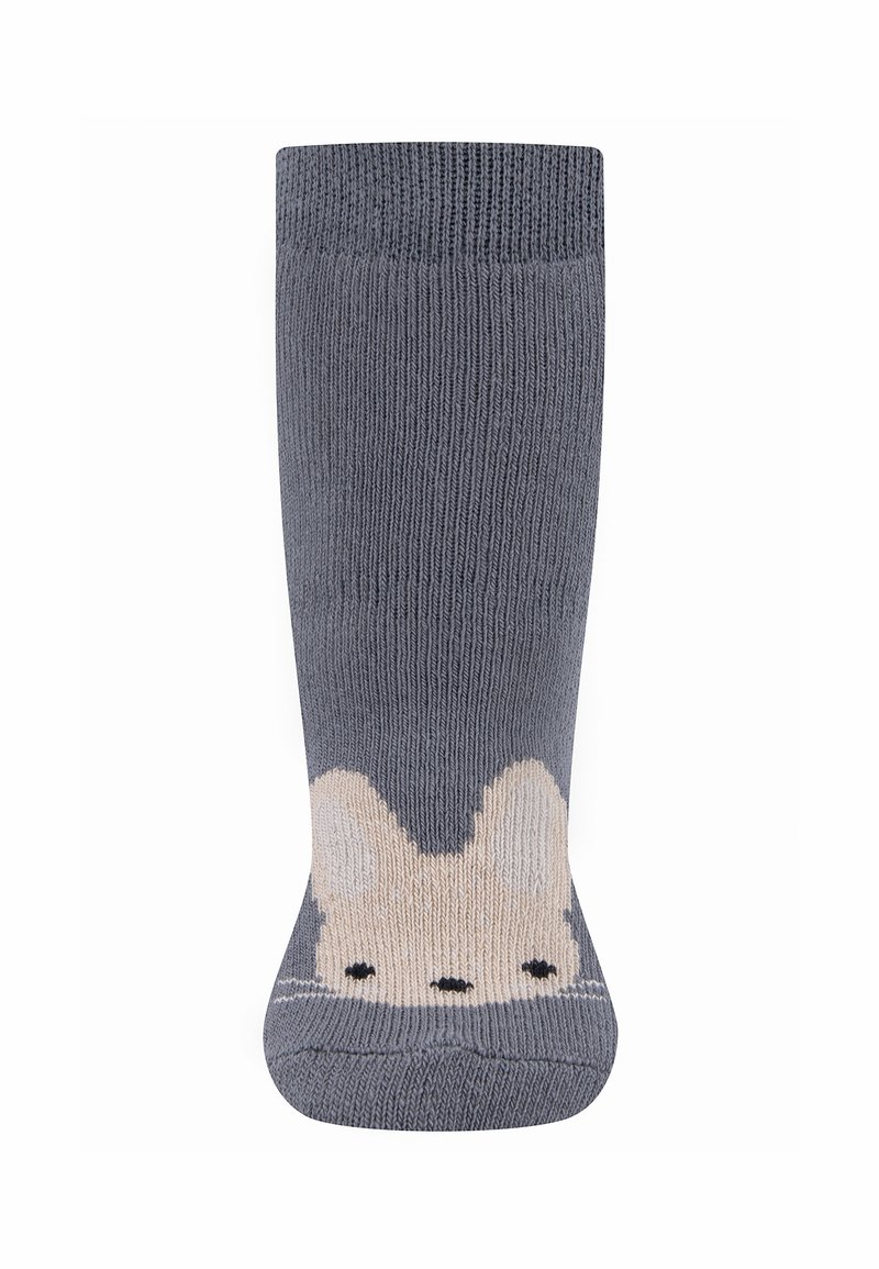 Graue Stricksocke mit einem cremefarbenen Hasengesicht-Design an der Spitze, mit schwarzen Akzenten für Augen und Nase. Glatte Textur, Standardlänge.