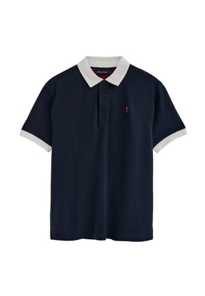 Navyblaues Poloshirt mit weißem Kragen und Ärmeln. Verfügt über eine Knopfleiste mit drei Knöpfen und ein kleines rotes Logo auf der linken Brust. Baumwolltextur.