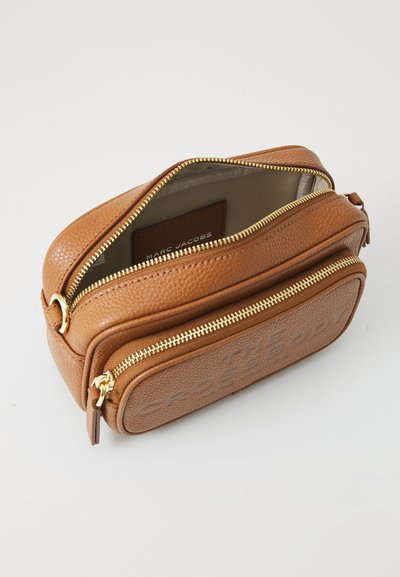 MARC JACOBS THE CROSSBODY - Keresztpántos táska - argan oil