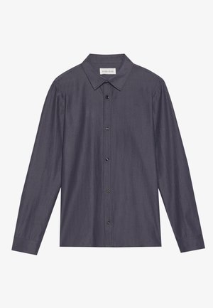 Chemise button-up gris foncé avec un col pointu, des manches longues et des boutons noirs, dotée d'un tissu texturé et d'une coupe décontractée.