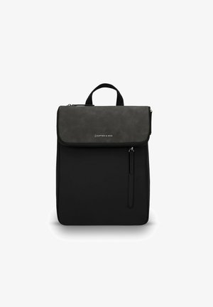 Zwarte rugzak met een grijze flap, gemaakt van duurzame materialen. Bevat een handvat aan de bovenkant en een voorzak met rits voor extra opbergruimte.