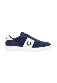 Zapatillas de ante azul marino con detalles en cuero blanco, diseño con cordones y logo bordado. Suela de goma con detalles texturizados.