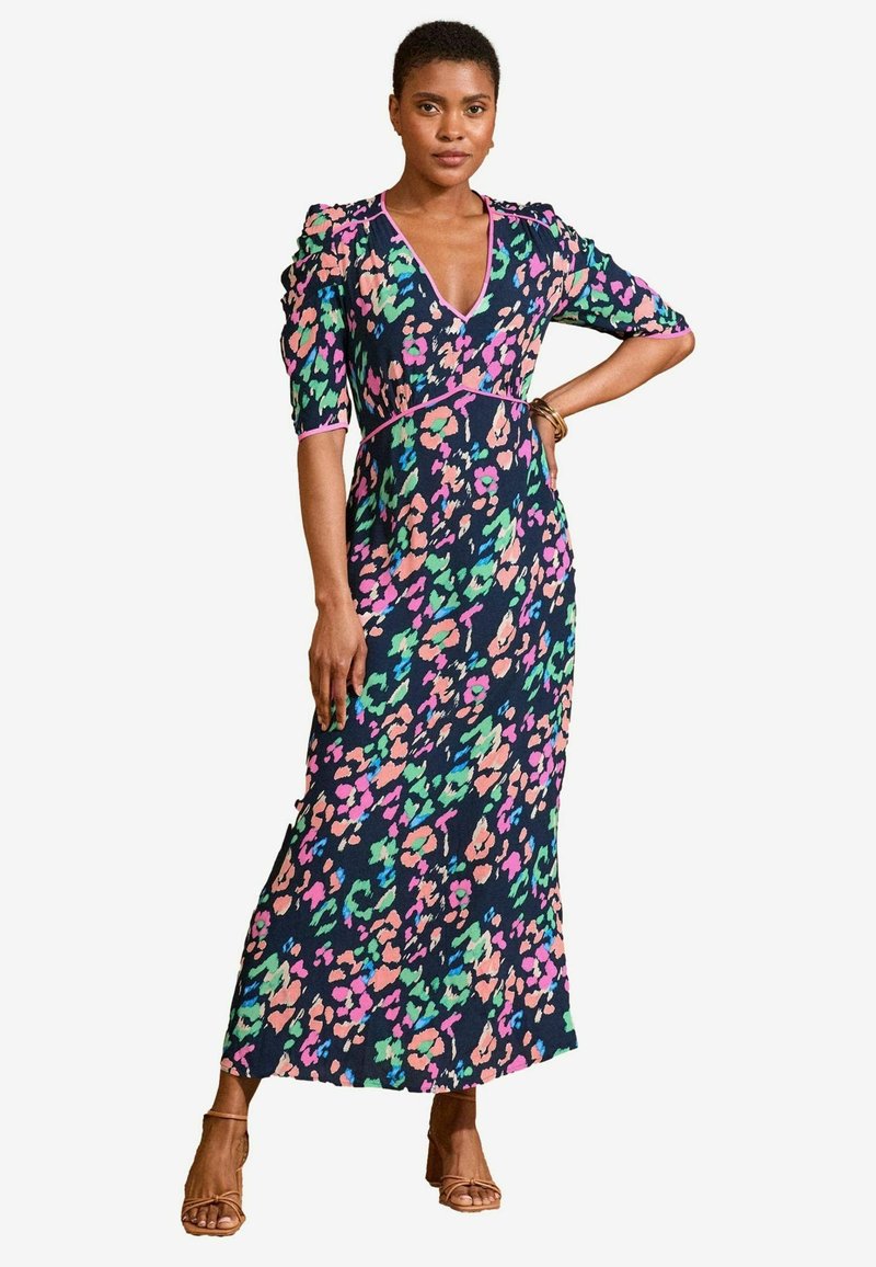 Maksi obleka v mornarsko modri barvi z barvitim cvetličnim vzorcem v roza, zeleni in breskvastih odtenkih. Ima globok V-izrez in napihnjene rokave. Mehek, teksturiran material.