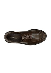 Chaussure en cuir marron foncé avec lacets marron, à bout rond et semelle intérieure texturée. Elle présente une finition lisse et une semelle noire contrastante.