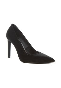 Pump nera in suede con punta affusolata e silhouette slanciata. Caratterizzata da un tacco sottile e alto e una fodera interna liscia.