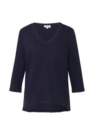 Granatowy damski shirt z dekoltem w serek, rękawami 3/4 i lekko zaokrąglonym dołem, prezentowany na białym tle.