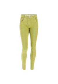 Jeans skinny verde lime realizzati in un tessuto liscio ed elastico, con una vita dotata di chiusura a bottone e tasche frontali.