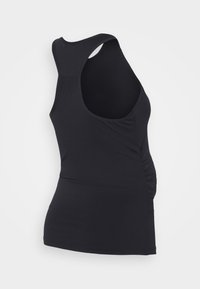 Camisola preta sem mangas com detalhe franzido lateral, feita de tecido liso e elástico, apresentando um decote redondo e alças largas.