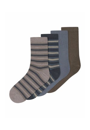 Quatre paires de chaussettes dans des tons de gris, bleu et marron ; une paire présente un motif rayé, les autres sont unies avec une texture côtelée.