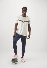 JAKO ICONIC - T-shirt con stampa - weiß/soft grey/anthra light