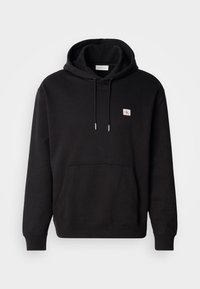 Zwarte hoodie met een kangoeroezak, verstelbare trekkoordcapuchon en een klein logo-opdruk op de borst. Gemaakt van zachte, gestructureerde stof.