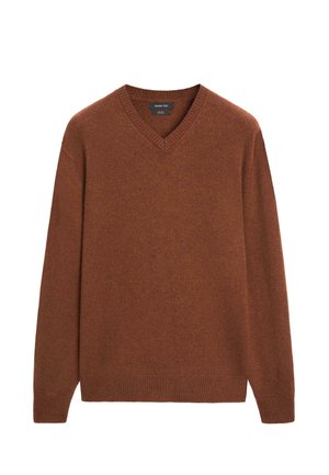 Brauner langärmeliger V-Ausschnitt-Pullover aus Wolle mit gerippten Bündchen und Saum, flach liegend auf weißem Hintergrund.