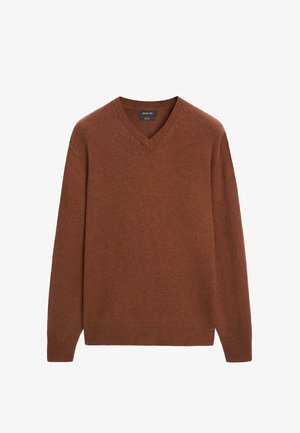 Bruine wollen trui met lange mouwen en V-hals, voorzien van geribbelde manchetten en zoom, plat gelegd tegen een witte achtergrond.