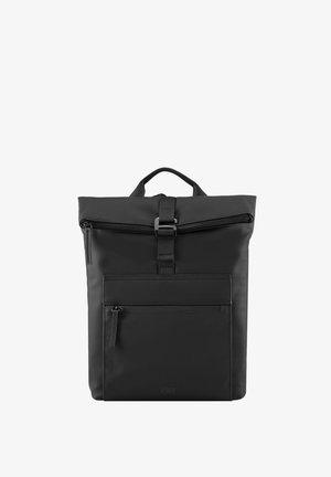 Mochila negra de tipo roll-top hecha de tela duradera. Presenta un bolsillo frontal con cremallera, correa ajustable y un diseño minimalista.