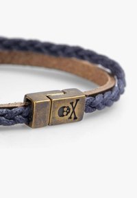 Pulsera trenzada de cuero azul oscuro y marrón con un cierre de latón envejecido que presenta una calavera y un grabado de X.