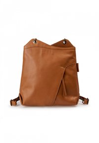 Brauner Leder-Rucksack mit einem strukturierten Design, featuring elegante Linien, goldfarbene Hardware und einem seitlichen Quastendetail. Verstellbarer Schulterriemen inklusive.
