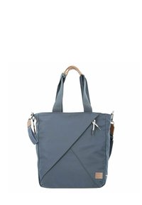 Bolso tote de nylon gris con diseño en ángulo, asas texturizadas, correa desmontable y detalle de cremallera. Presenta un parche con el logo en el lado.