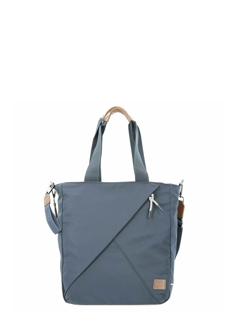 Bolso tote de nylon gris con diseño en ángulo, asas texturizadas, correa desmontable y detalle de cremallera. Presenta un parche con el logo en el lado.