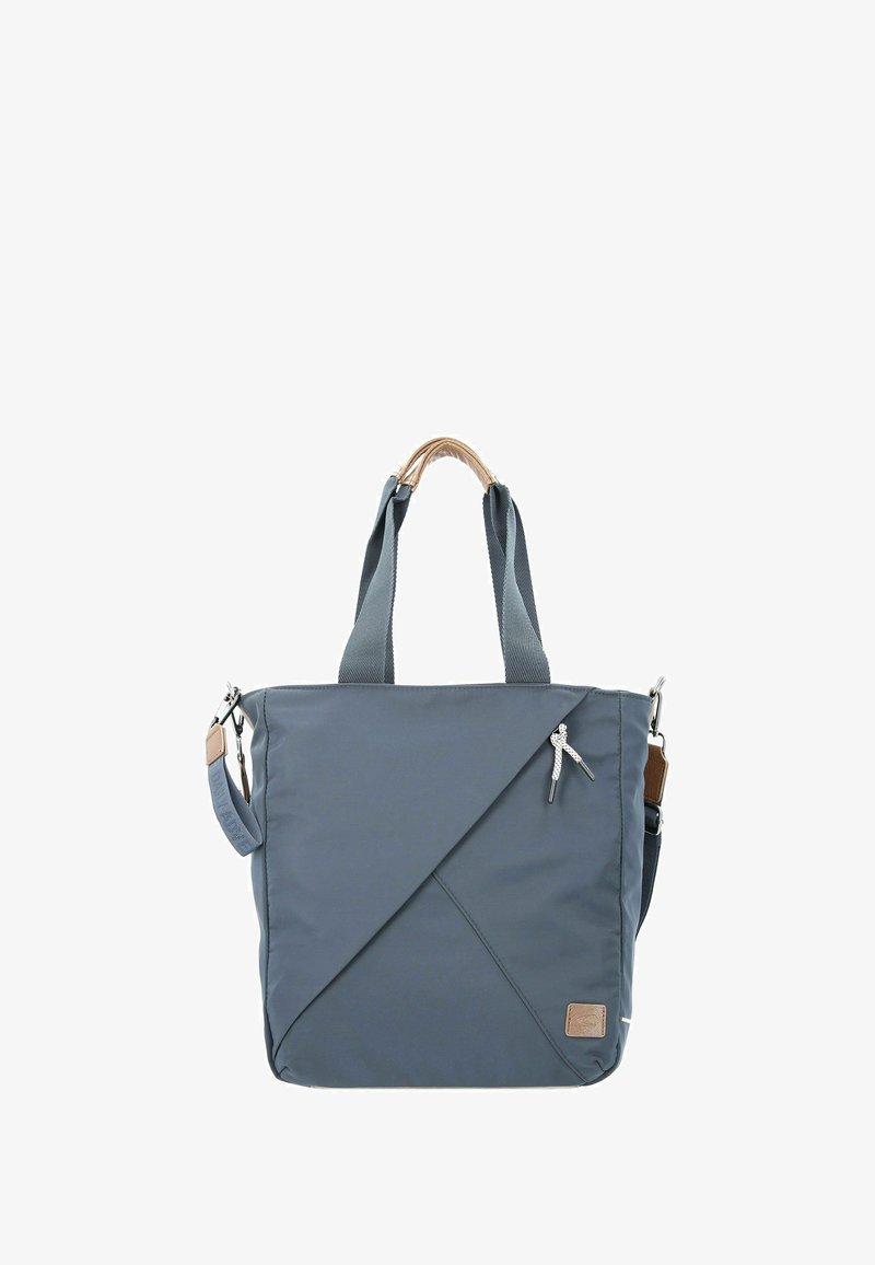 Bolso tote de nylon gris con diseño en ángulo, asas texturizadas, correa desmontable y detalle de cremallera. Presenta un parche con el logo en el lado.