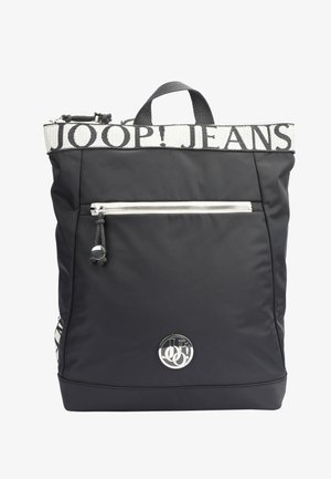 Zwarte rugzak met een grote bovenhandgreep, een voorvak met rits, een witte logo strap en een ronde zilveren logo-accent aan de basis.