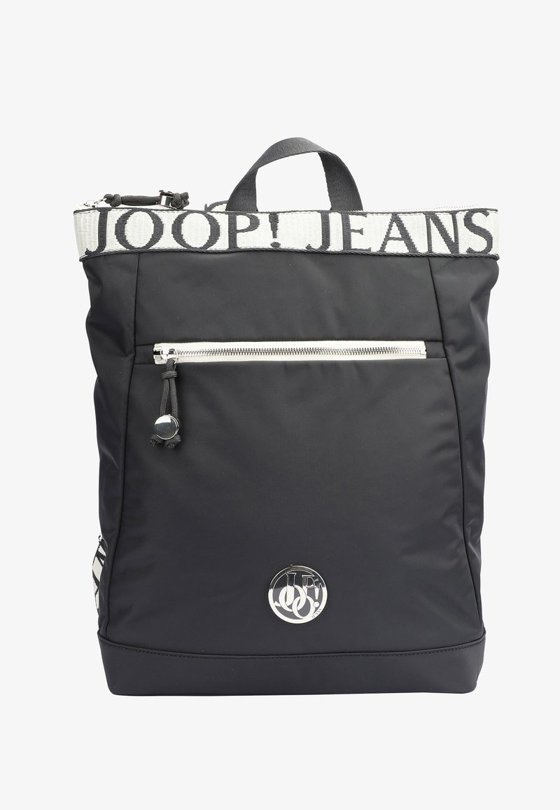 Črn nahrbtnik z velikim zgornjim ročajem, sprednjim žepom na zadrgo, belim logotipom na trak in okroglo srebrno logotipno okrasje na dnu.