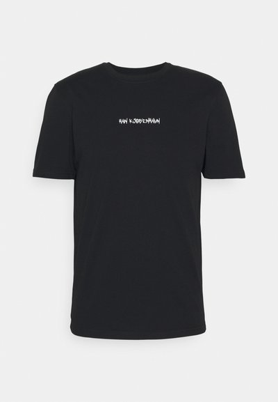 Tricou negru din bumbac, cu mâneci scurte, guler rotund și un design grafic alb pe piept, are o textură netedă.