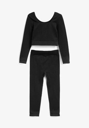 Musta pitkähihainen crop-top, jossa on avara kaula-aukko, ja siihen sopivat leggings. Pehmeä ja joustava kangas, jossa on sileä pinta. Minimalistinen muotoilu.