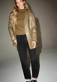Next WITH RAW HEM - Džinsi ar taisnām starām - washed black