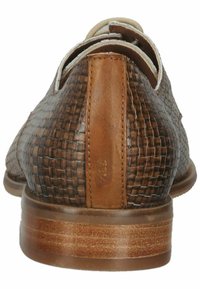Scarpa in pelle intrecciata marrone con un accento beige al tallone, caratterizzata da una punta rotonda liscia e un tacco in legno impilato.