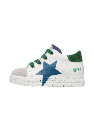 Scarpa da ginnastica bianca per bambini con lacci verdi e tallone, stella blu sul lato, punta grigia e suola macchiata, vista dal lato sinistro.