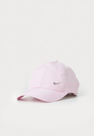 Cappellino da baseball rosa in tessuto con visiera curva e logo argentato sul davanti. Presenta dettagli di cucitura e fori di ventilazione.